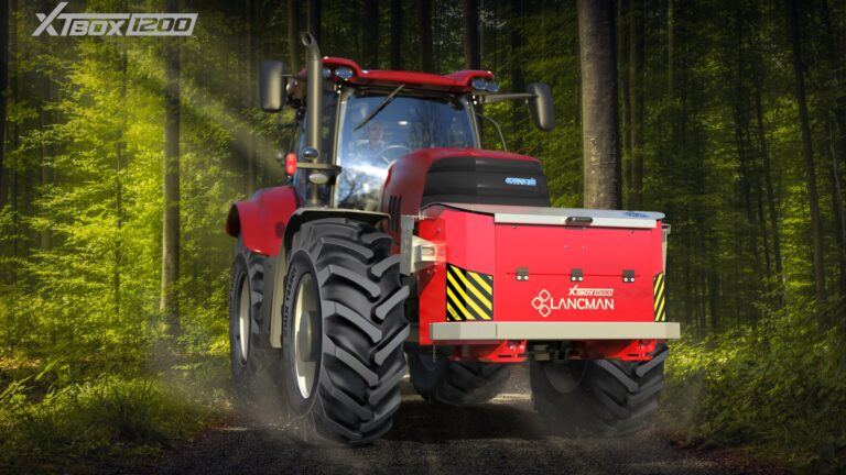 Eine Landmaschine im Wald mit dem neuen Lancman Forstcontainer.