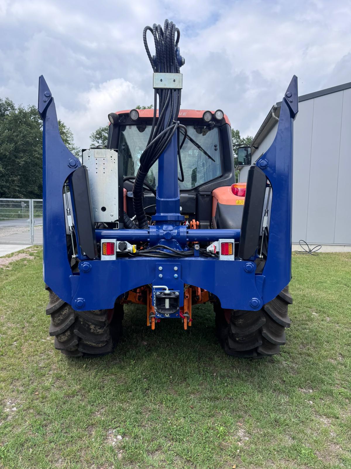 SF-7000 zusammengefahren Die Rückseite eines Traktors mit einem zusammen gefahrenen Forstkran von Scheifele.