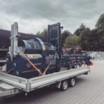 Ein neuer Tajfun Sägespalter wird per Anhänger zum Kunden transportiert.
