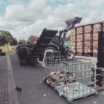 Auf Deitmers Hof steht ein neuer Sägespalter mit Hebetisch. Frisches Kaminholz fällt einer Box.